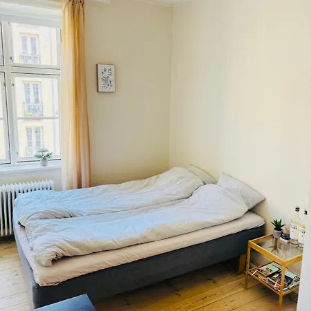 Near & Metro - Perfect For Friends & Family Apartment *